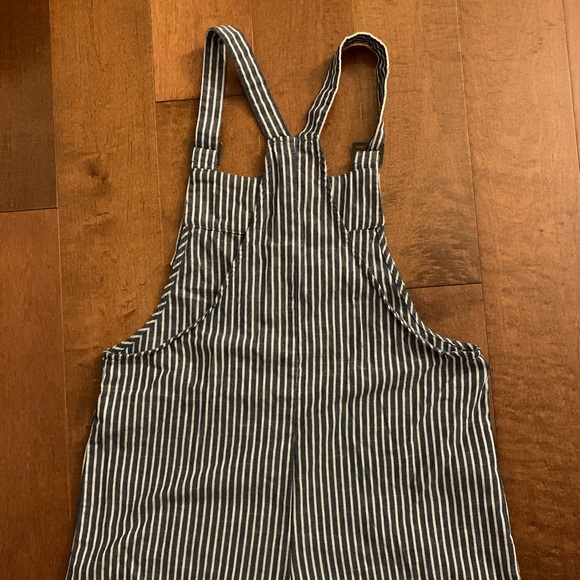 Forever 21 overall shorts - Picture 3 of 3